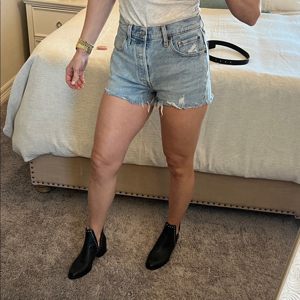 Levi’s 501 Jean shorts sz 28